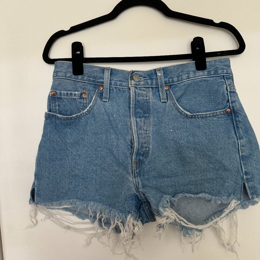 Vintage-esque Levi 501 high-rise denim short